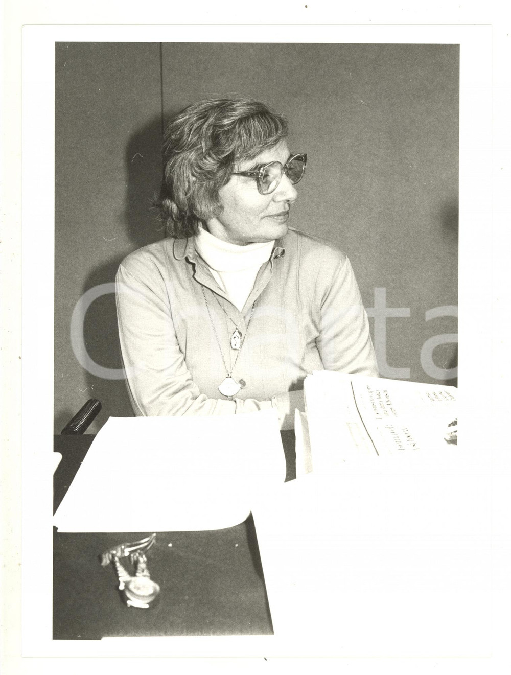 Fotografia d epoca originale 1984 ITALIA Ritratto di Elena DE PALMA a un convegno  Foto 18x24 cm 1