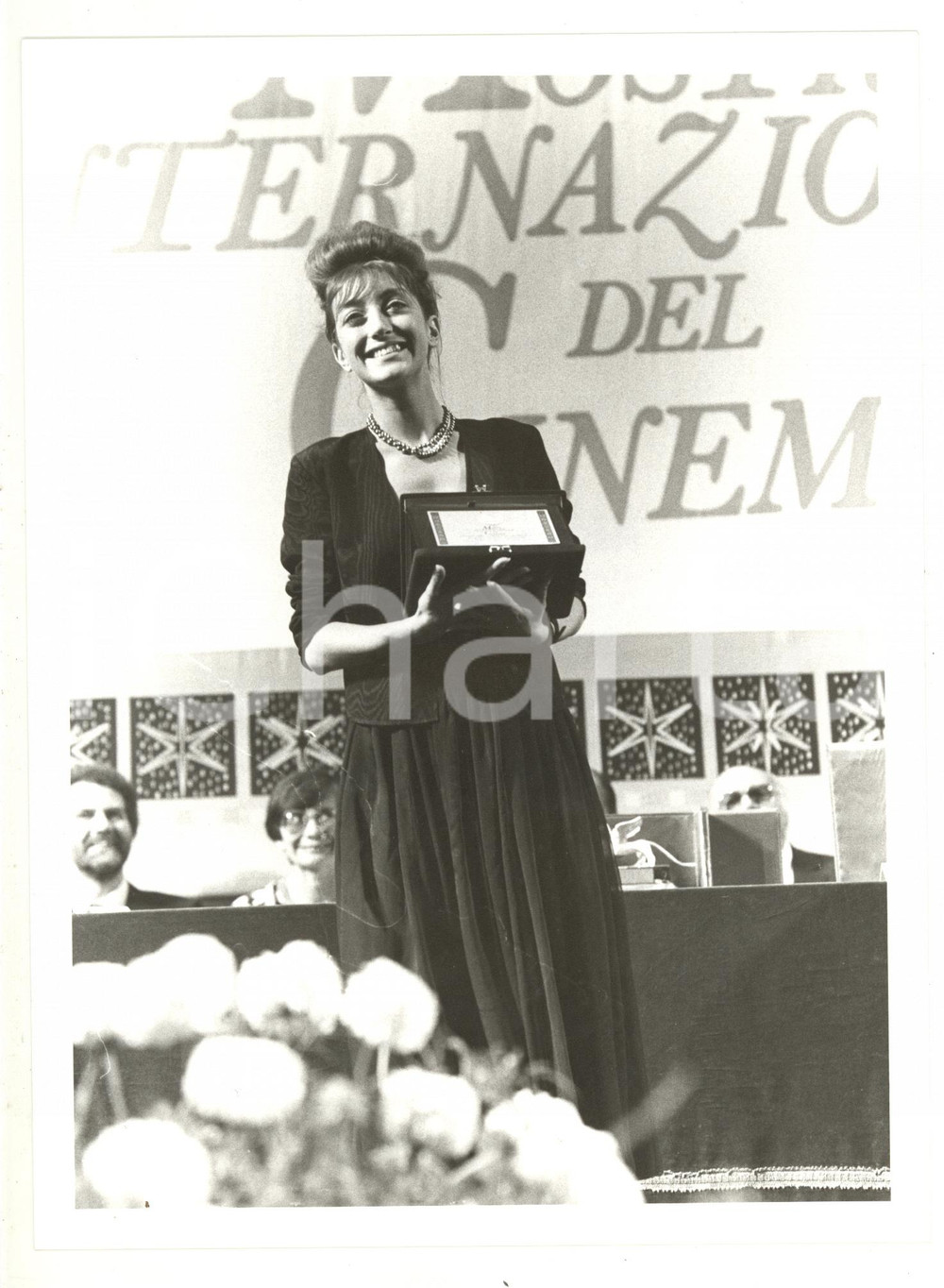 Fotografia d epoca originale 1984 VENEZIA Mostra del Cinema  Pascale OGIER con la Coppa Volpi 1  Foto 1