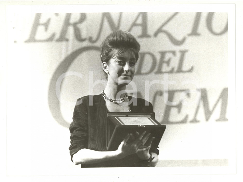 Fotografia d epoca originale 1984 VENEZIA Mostra del Cinema  Pascale OGIER con la Coppa Volpi 2  Foto 1