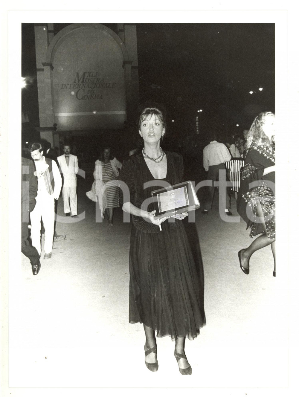 Fotografia d epoca originale 1984 VENEZIA Mostra del Cinema  Pascale OGIER con la Coppa Volpi  Foto 1