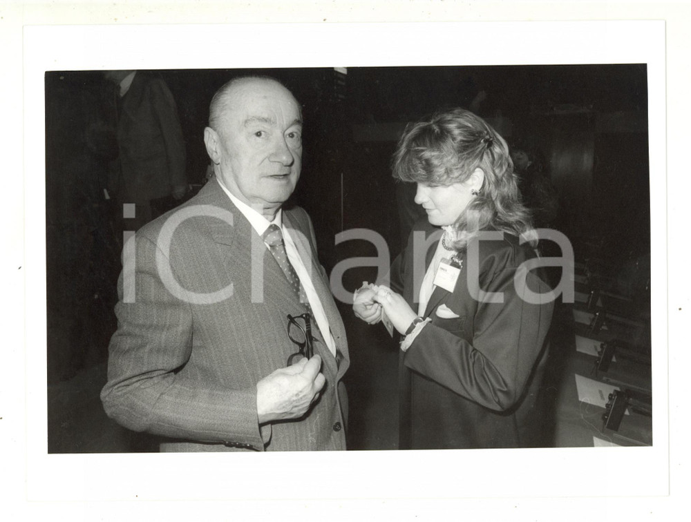 Fotografia d epoca originale 1985 ca MILANO Carlo LATTUADA presidente onorario di Breda a un convegno  Foto 1