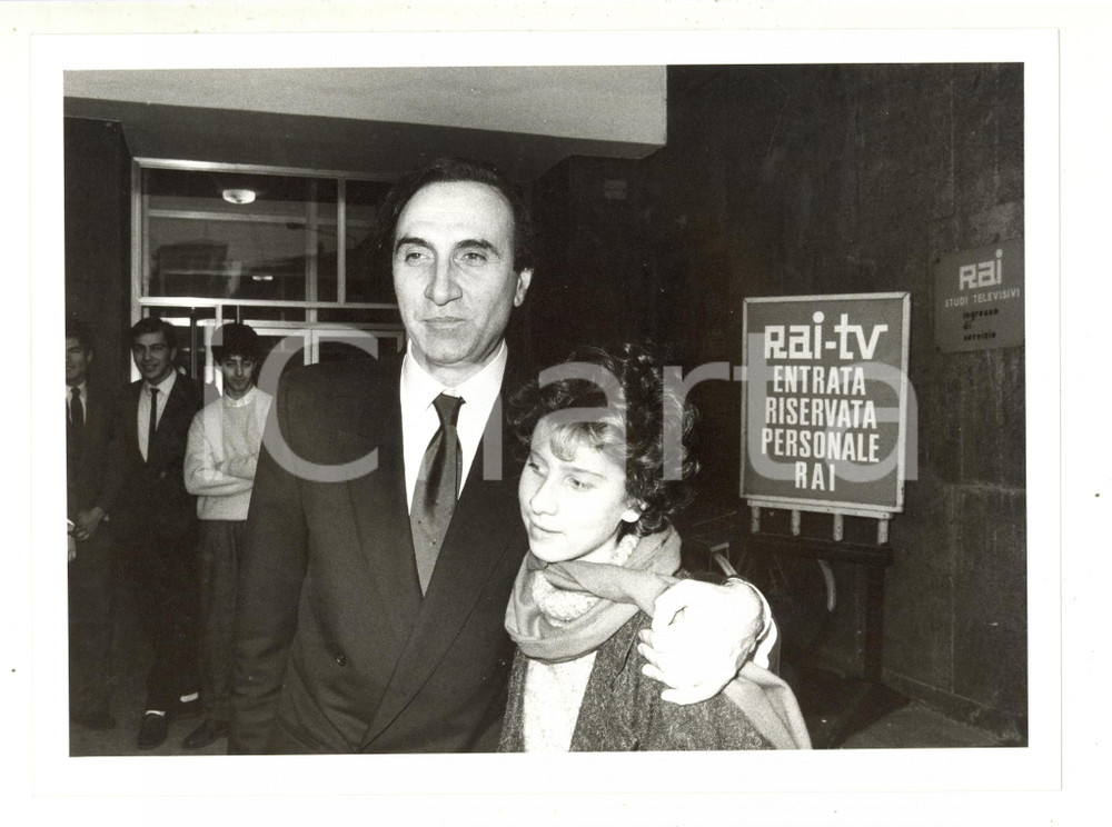 Fotografia d epoca originale 1985 ca COSTUME Studi Rai  Ritratto di Pippo BAUDO con la figlia Tiziana Foto 1