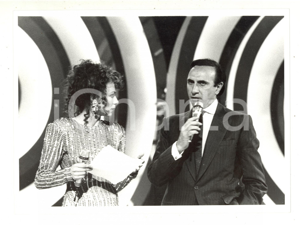 Fotografia d epoca originale 1986 RAI UNO Saint Vincent Estate Pippo BAUDO ed Eleonora BRIGLIADORI 2 Foto 1