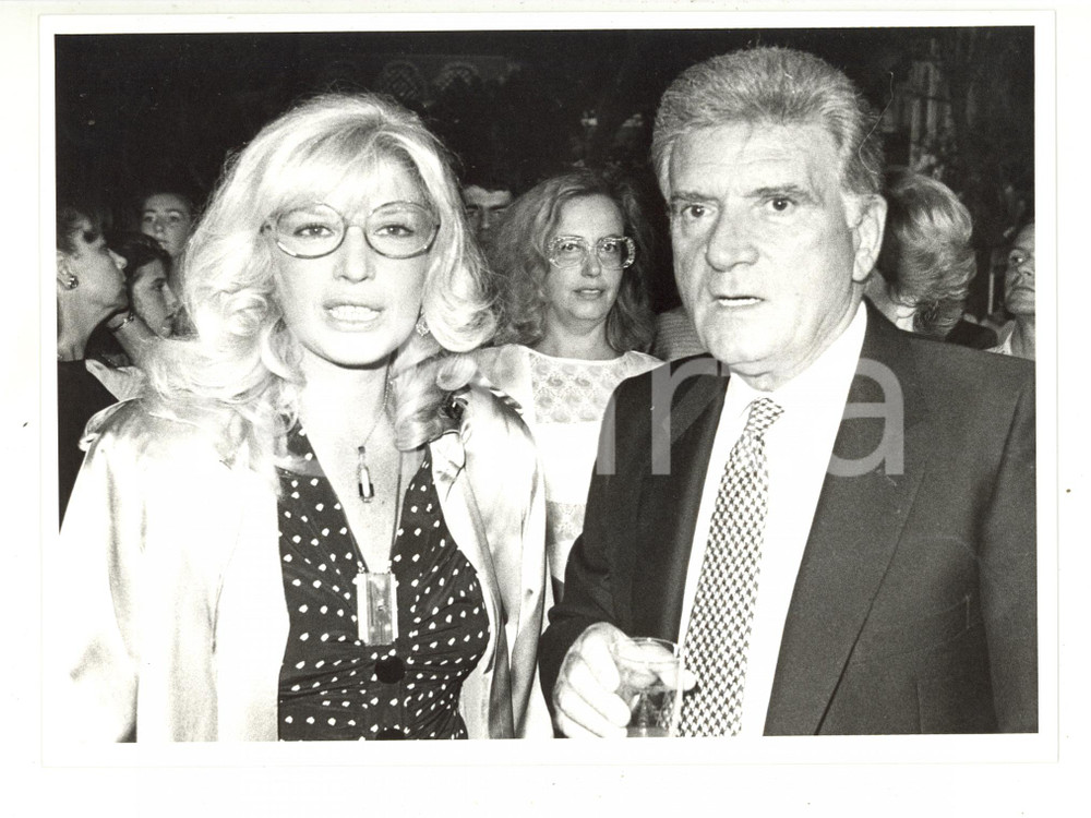 Fotografia d epoca originale 1985 ca COSTUME  Sergio ZAVOLI e Monica VITTI a un party  Foto 24x18 cm 1
