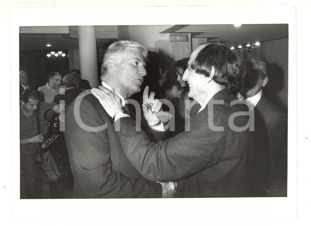 Fotografia d epoca originale 1985 ca COSTUME  Sergio ZAVOLI discute con Citto MASELLI  Foto 24x18 cm 1