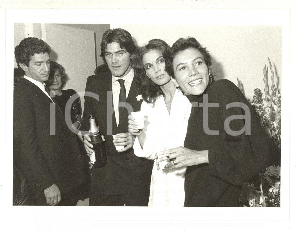 Fotografia d epoca originale 1984 SANREMO  Lorenzo RIPOLI e la sorella Sonia brindano con Florinda BOLKAN 1