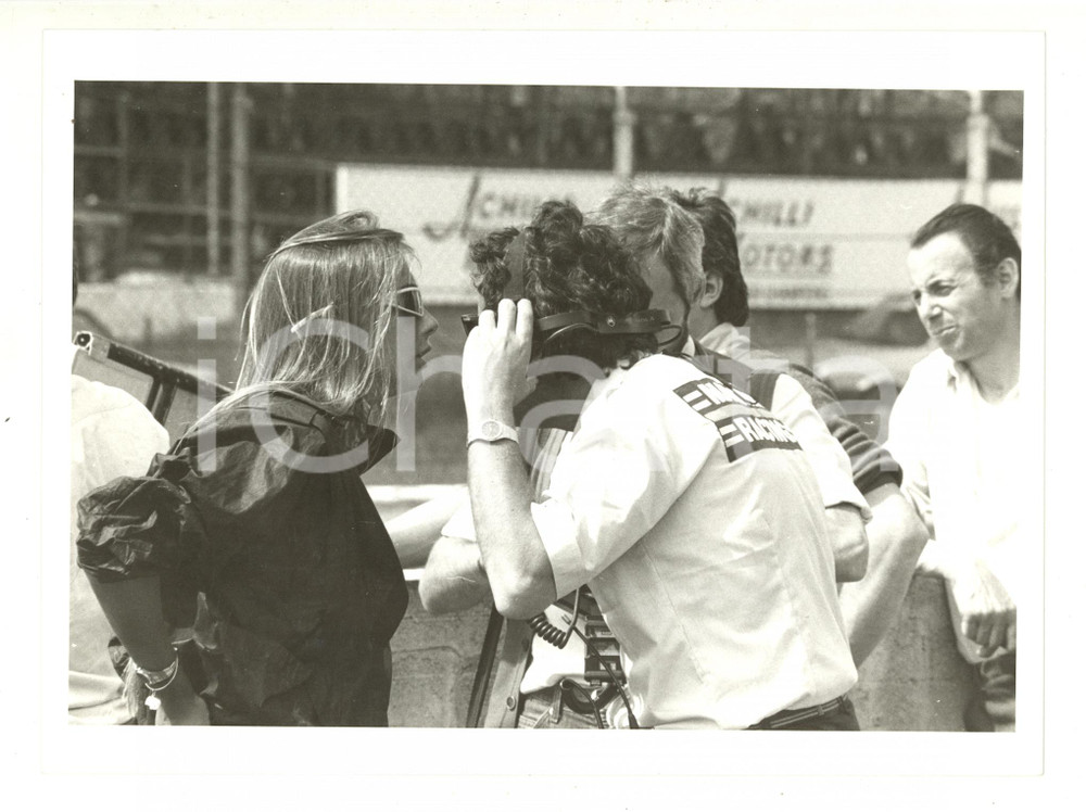 Fotografia d epoca originale 1985 ca MONZA Formula 1  Giorgia e Cesare FIORIO sul circuito 1  Foto 24x18 1
