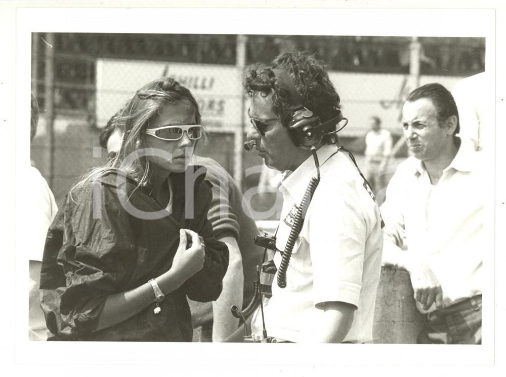 Fotografia d epoca originale 1985 ca MONZA Formula 1  Giorgia e Cesare FIORIO sul circuito 2  Foto 24x18 1
