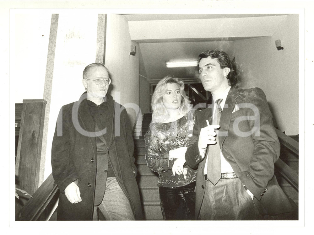 Fotografia d epoca originale 1985 ca COSTUME  Gino PAOLI Patricia PILCHARD Aldo TERLIZZI 1  Foto 24x18 cm 1