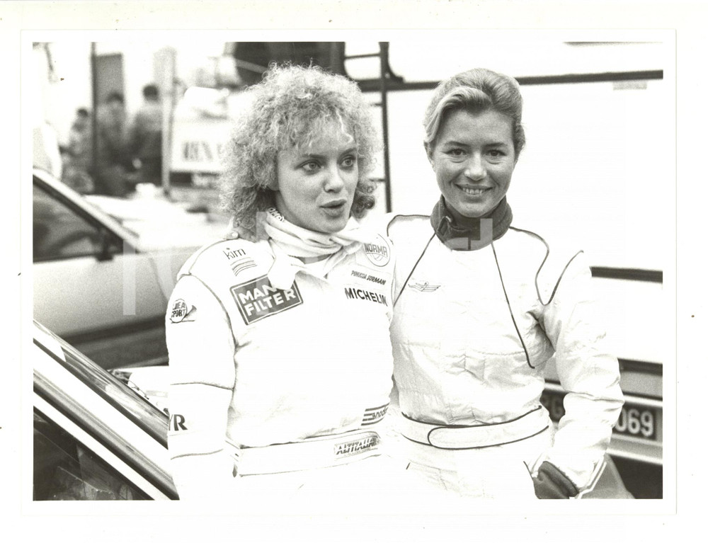 Fotografia d epoca originale 1990 ca COSTUME Patricia PILCHARD Pinuccia SORMANI su un circuito rally Foto 1