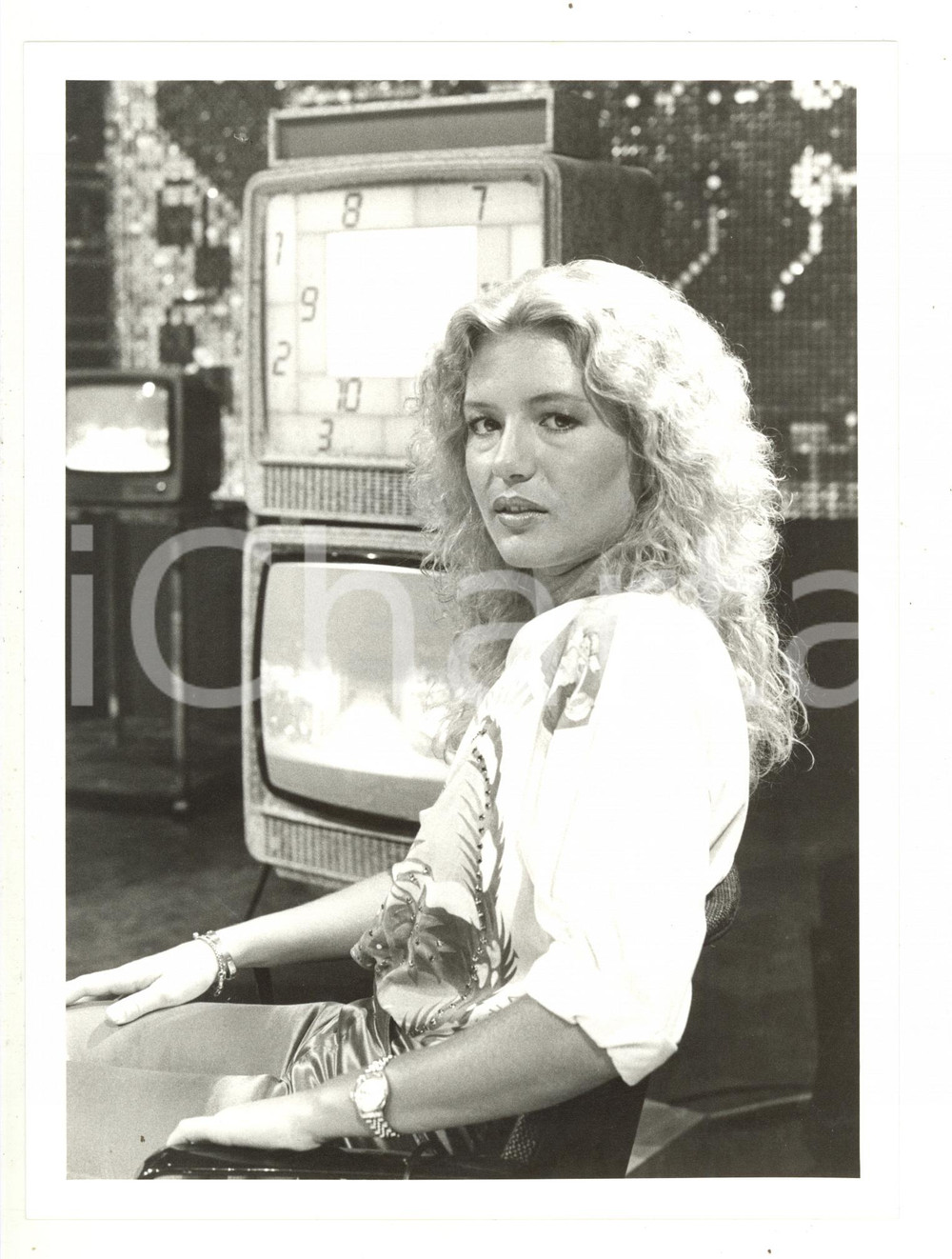 Fotografia d epoca originale 1985 ca COSTUME  Patricia PILCHARD in uno studio televisivo  Foto 18x24 cm 1
