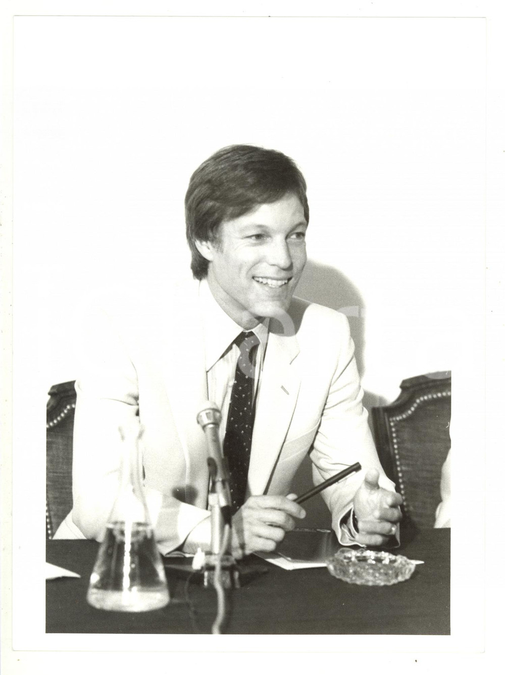 1985 ca COSTUME - L'attore Richard CHAMBERLAIN in conferenza stampa (1) *Foto