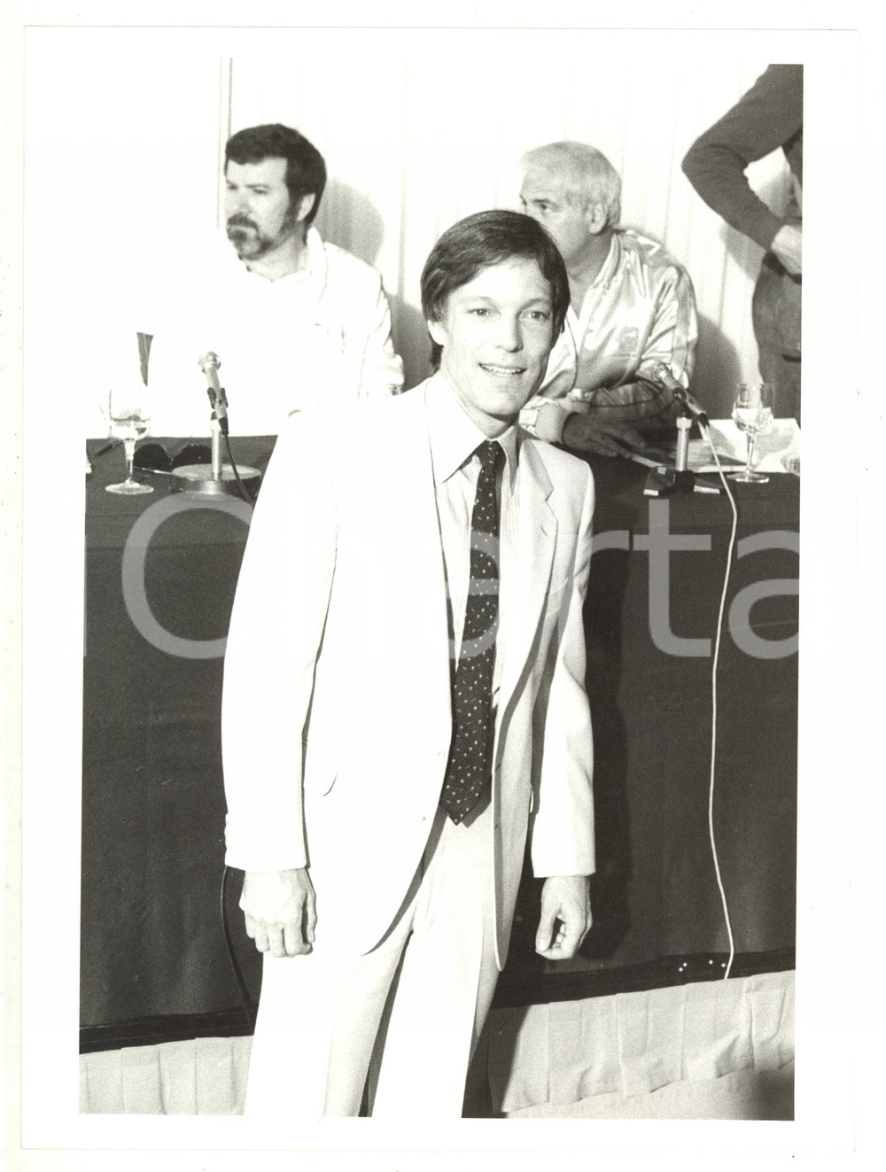 Fotografia d epoca originale 1985 ca COSTUME  L attore Richard CHAMBERLAIN in conferenza stampa 2 Foto 1