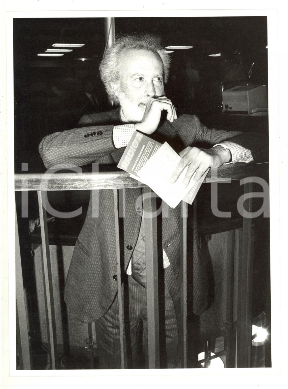 Fotografia d epoca originale 1985 ca ITALIA  Ritratto di Eugenio SCALFARI a un convegno 2  Foto 18x24 cm 1