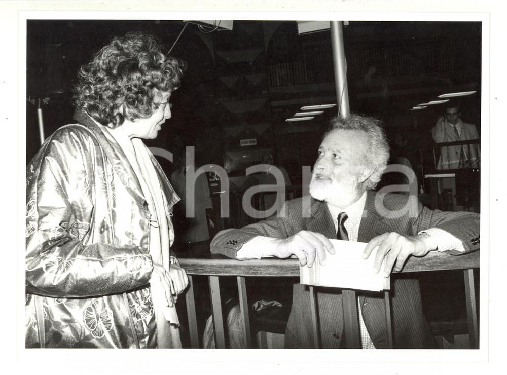 Fotografia d epoca originale 1985 ca COSTUME  Eugenio SCALFARI discute con Inge FELTRINELLI  Foto 24x18 cm 1