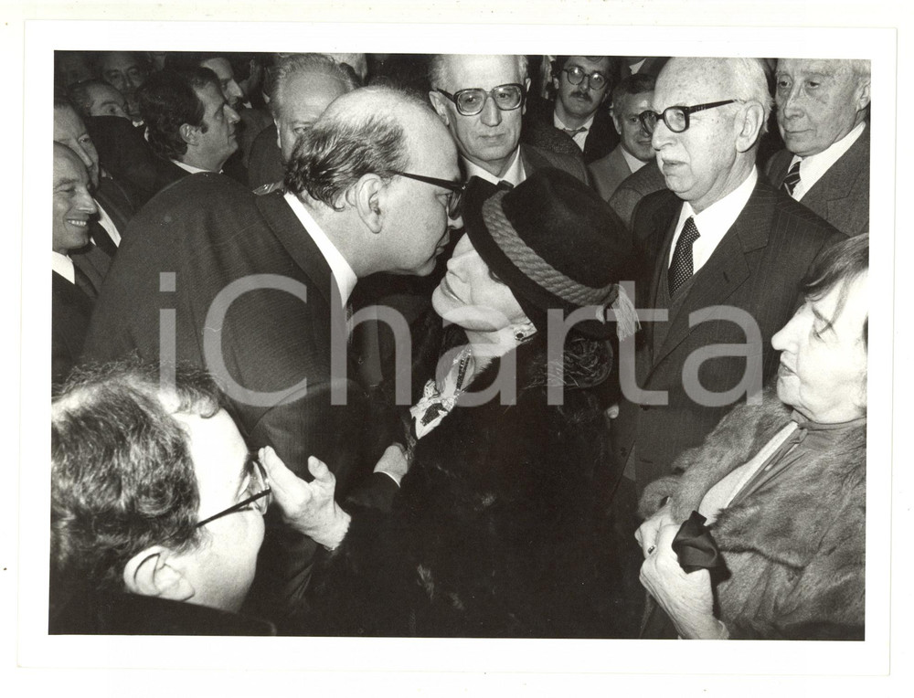 1985 ca ITALIA COSTUME - Bettino CRAXI saluta Valentina CORTESE - Foto 24x18 cm