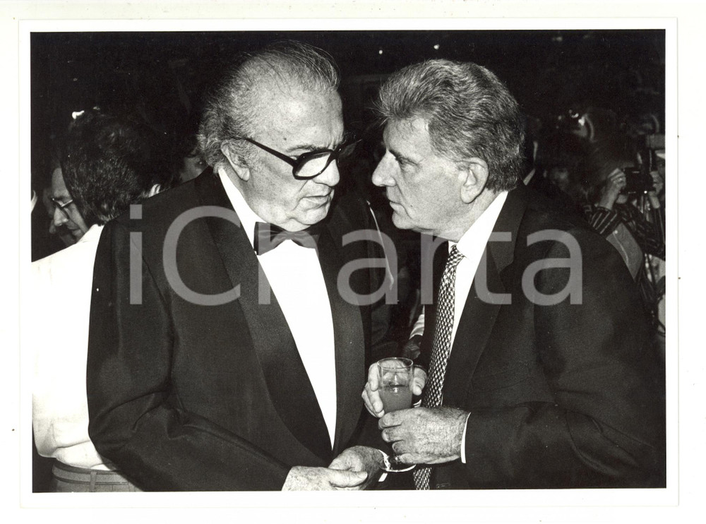 Fotografia d epoca originale 1985 VENEZIA Mostra del Cinema  Federico FELLINI e Sergio ZAVOLI a un party 1 1