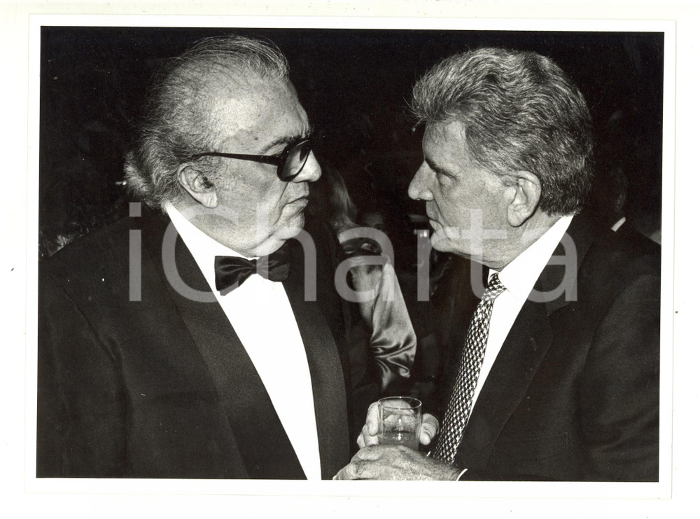 Fotografia d epoca originale 1985 VENEZIA Mostra del Cinema  Federico FELLINI e Sergio ZAVOLI a un party 2 1