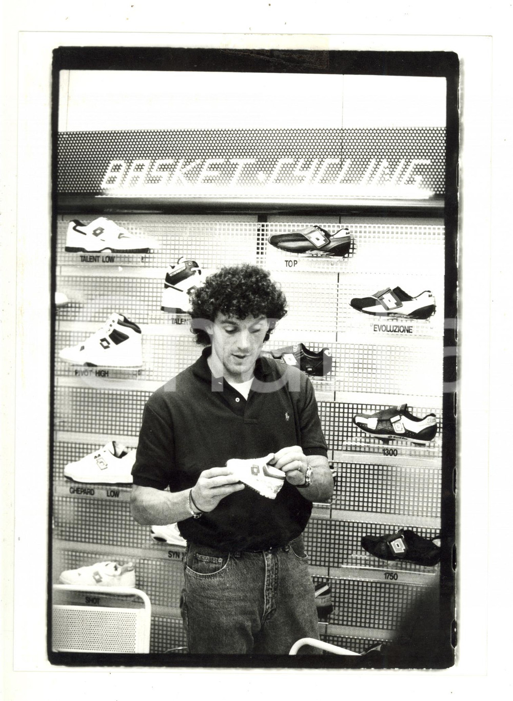 1995 ca MILANO CALCIO - Roberto DONADONI prova scarpe LOTTO - Foto 18x24 cm