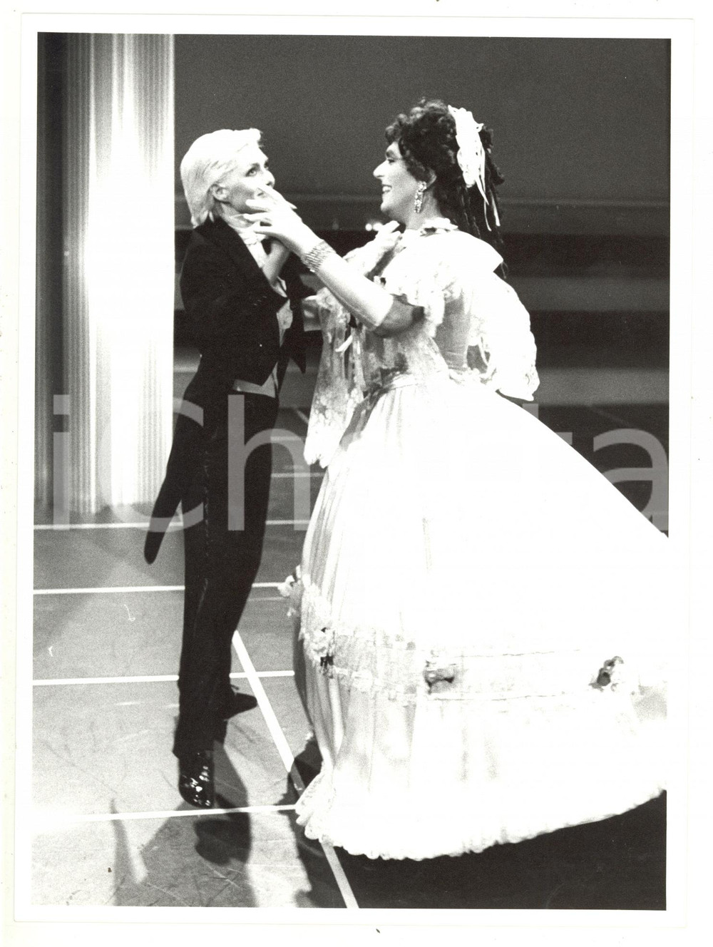 1985 RAI "Diario di un LP" - Anna OXA Leopoldo MASTELLONI ballano un valzer (1)