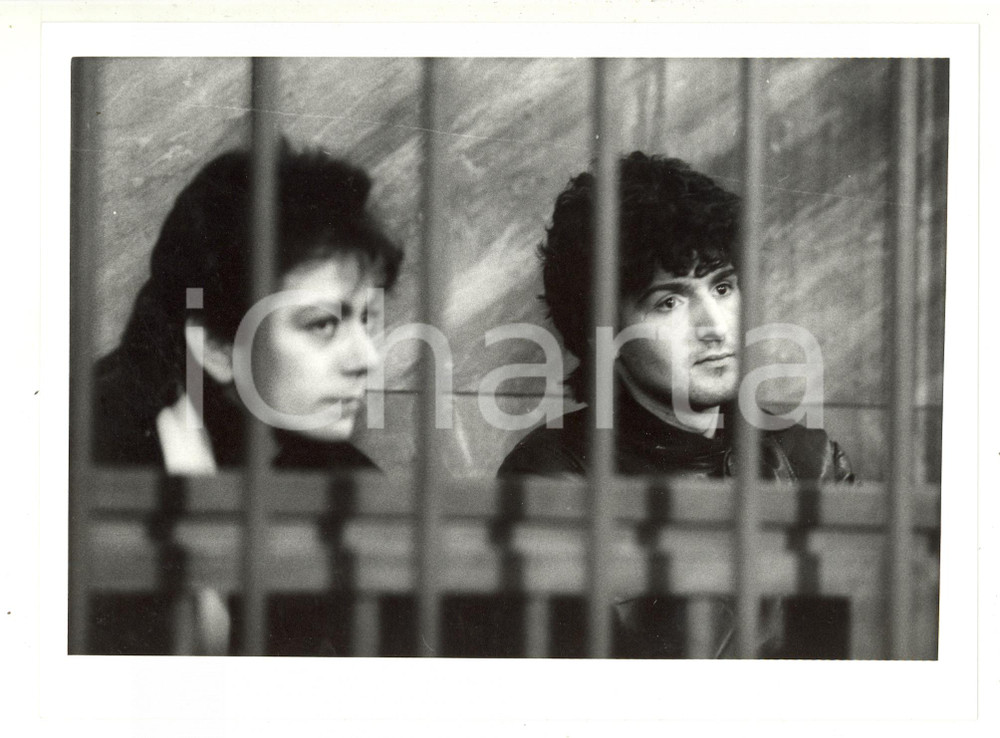 1986 MILANO CRONACA - Massimo BRUNDU Anna LOPOMO in tribunale (4) *Foto 24x18 cm Fotografia di agenzia.CONDIZIONI: G (la riga bianca visibile nella parte superiore &egrave; un difetto di stampa)FORMATO: 24x18 cm  originale e autentica 1