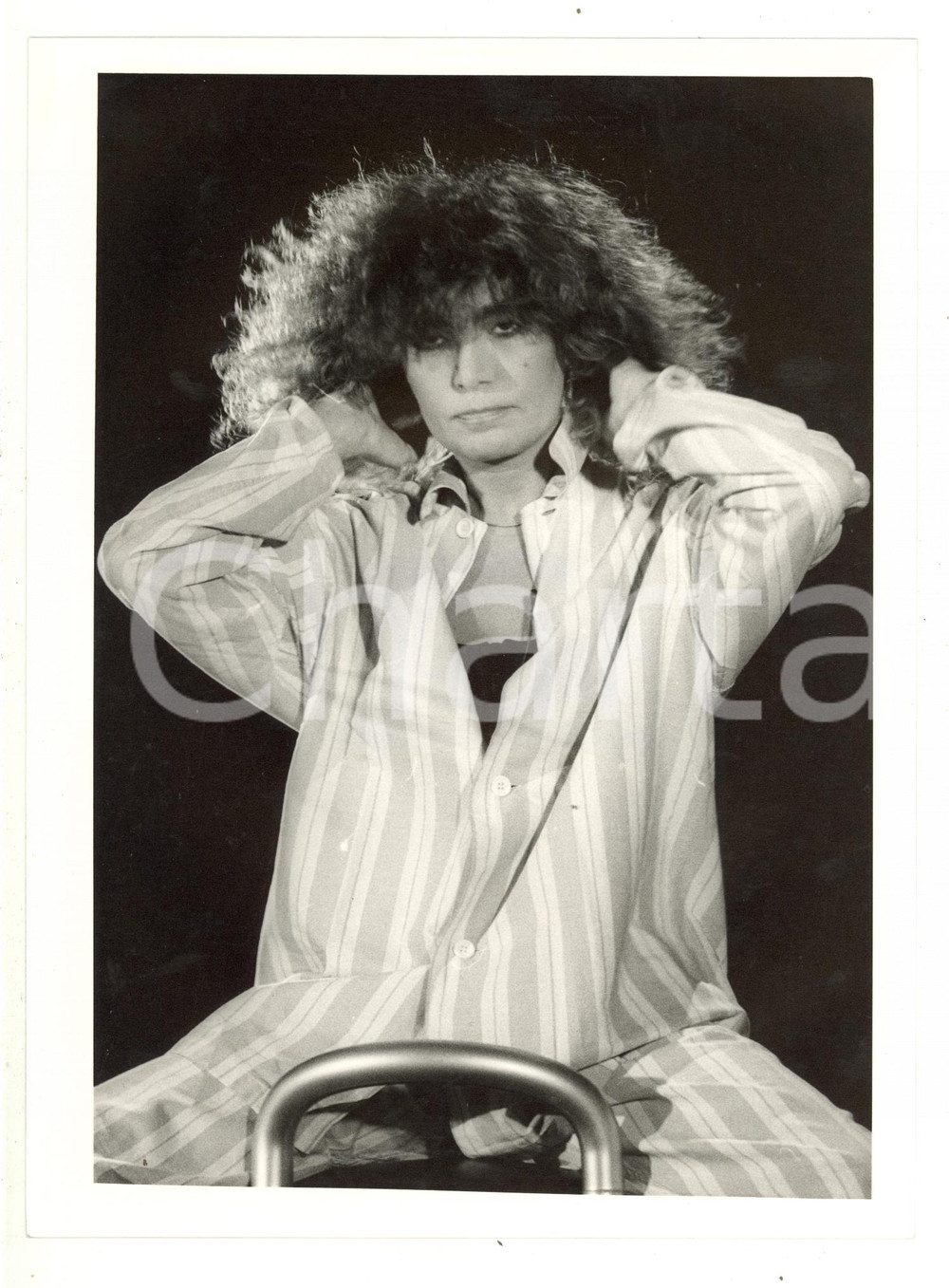 1985 ca MUSICA - La cantante Loredana BERTÈ si esibisce in pigiama (1) *18x24 cm