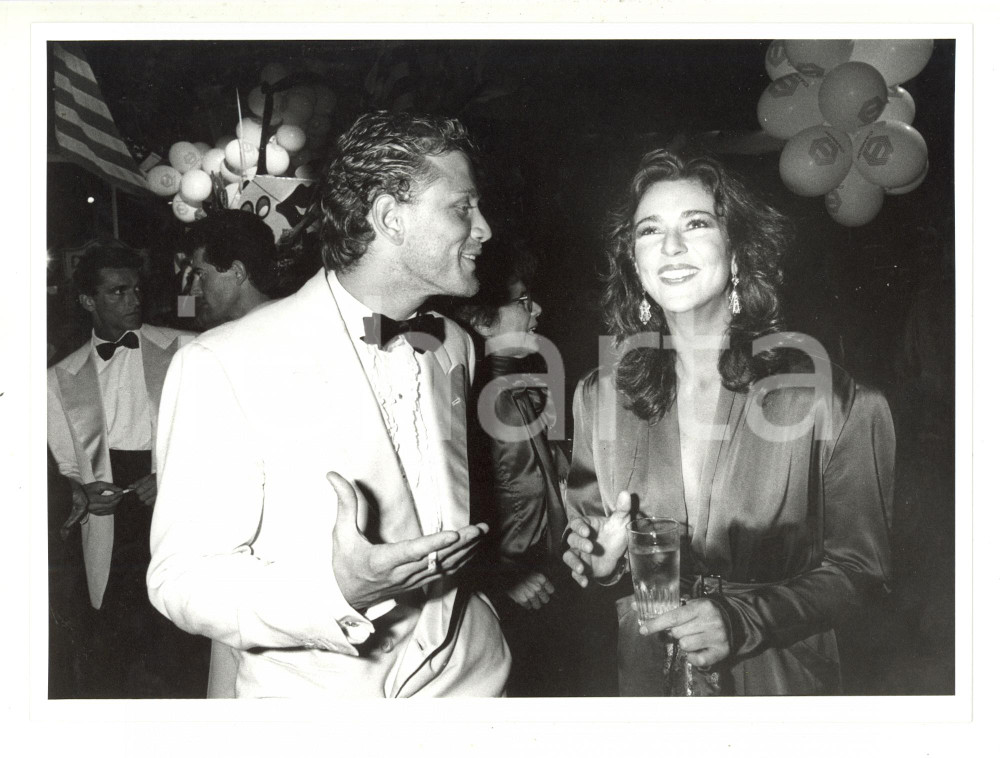 1986 CANNES Festival del Cinema - Maruschka DETMERS scherza con Urbano BARBERINI