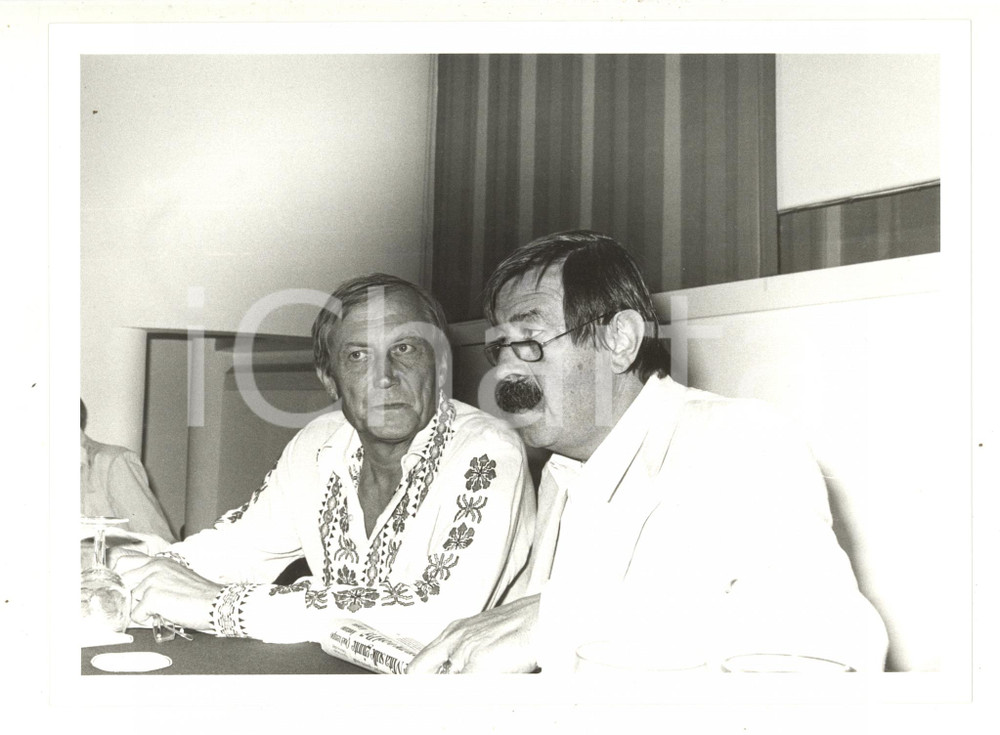 Fotografia d epoca originale 1984 VENEZIA Mostra del Cinema  Evgenij Evtusenko e Günter Grass Foto 24x18 1