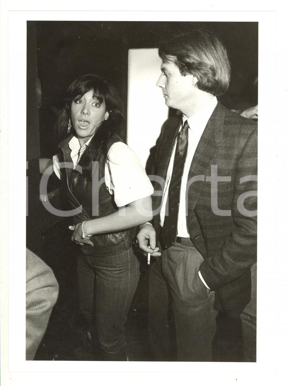 Fotografia d epoca originale 1980 ca COSTUME  Emanuela FALCETTI e Maurizio LUPI a un party 1  Foto 18x24 1