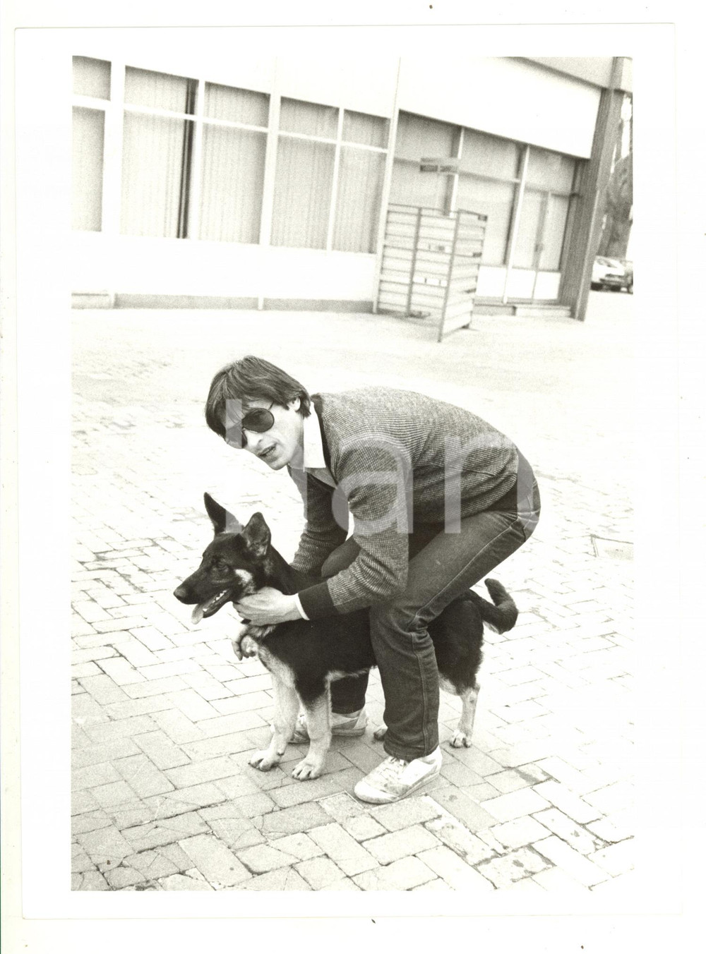 Fotografia d epoca originale 1985 ca COSTUME  Gianni BREZZA gioca con il cane Karin 1  Foto 18x24 cm 1