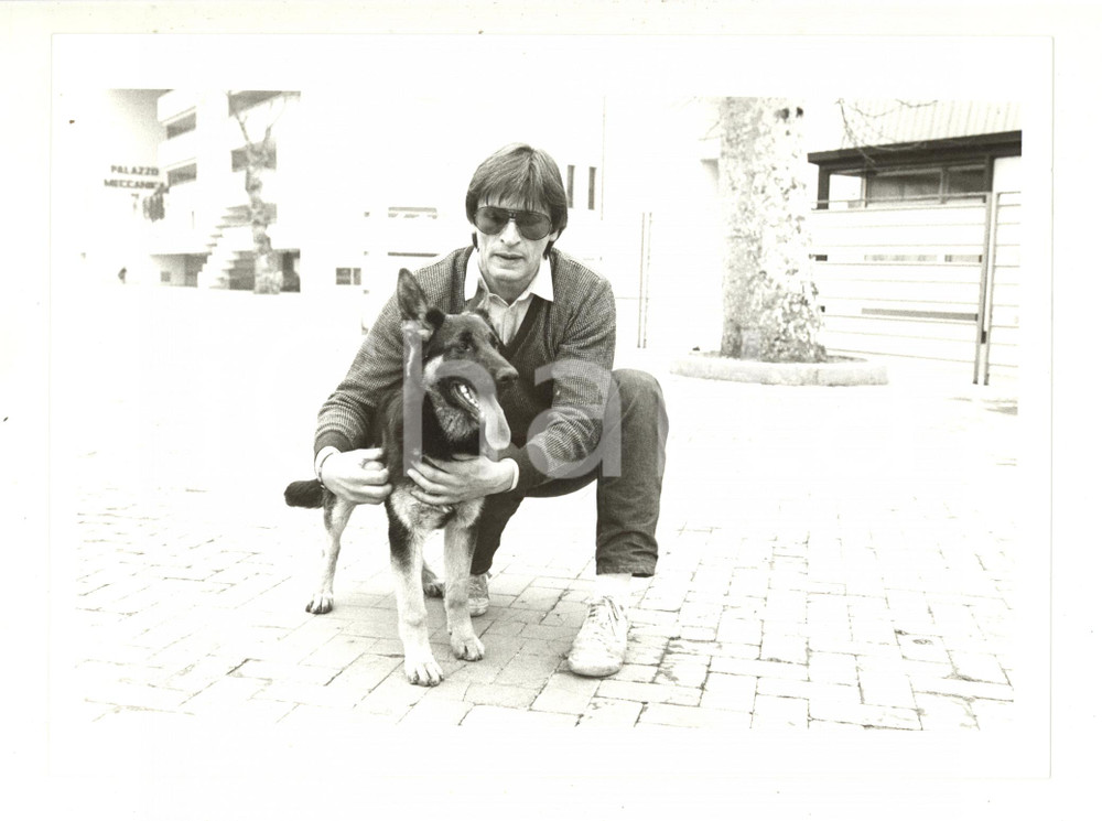 Fotografia d epoca originale 1985 ca COSTUME  Gianni BREZZA gioca con il cane Karin 3  Foto 24x18 cm 1