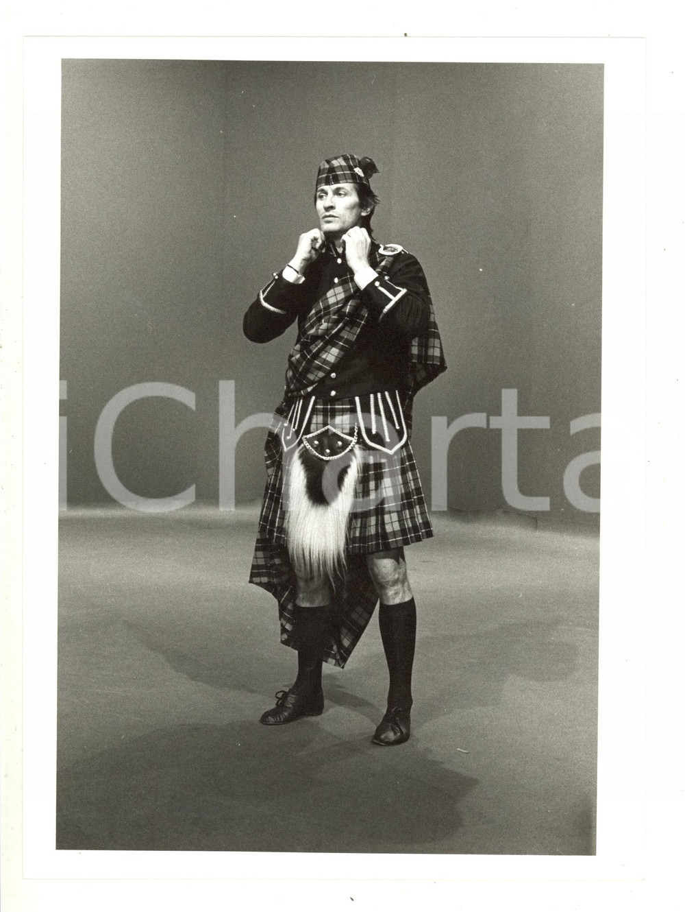 1985 ca RAI UNO - Ritratto di Gianni BREZZA in kilt (1) - Foto 18x24 cm