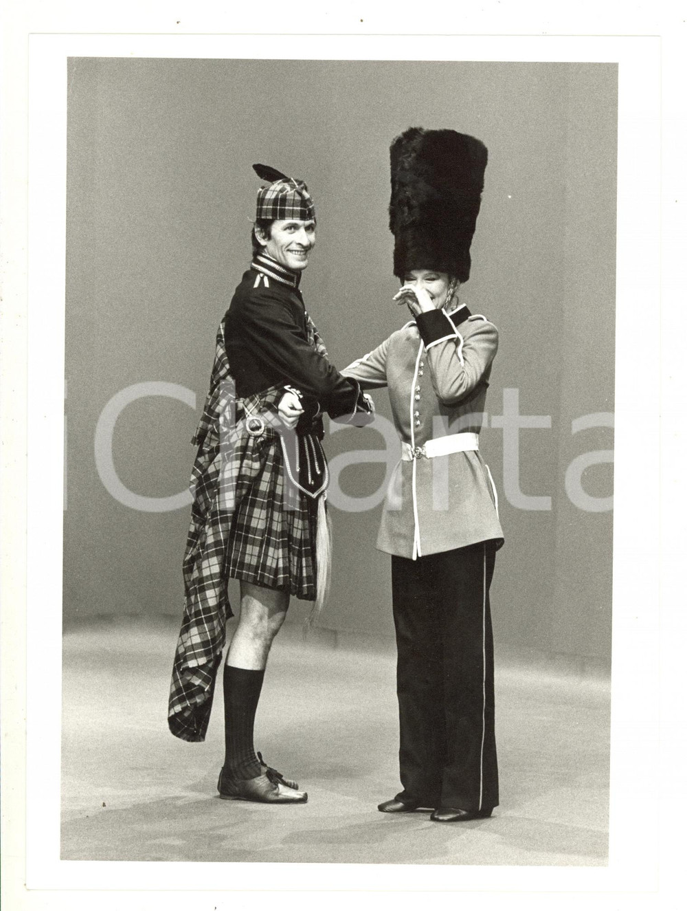 Fotografia d epoca originale 1985 ca RAI UNO Loretta GOGGI e Gianni BREZZA provano in costume scozzese 1 1