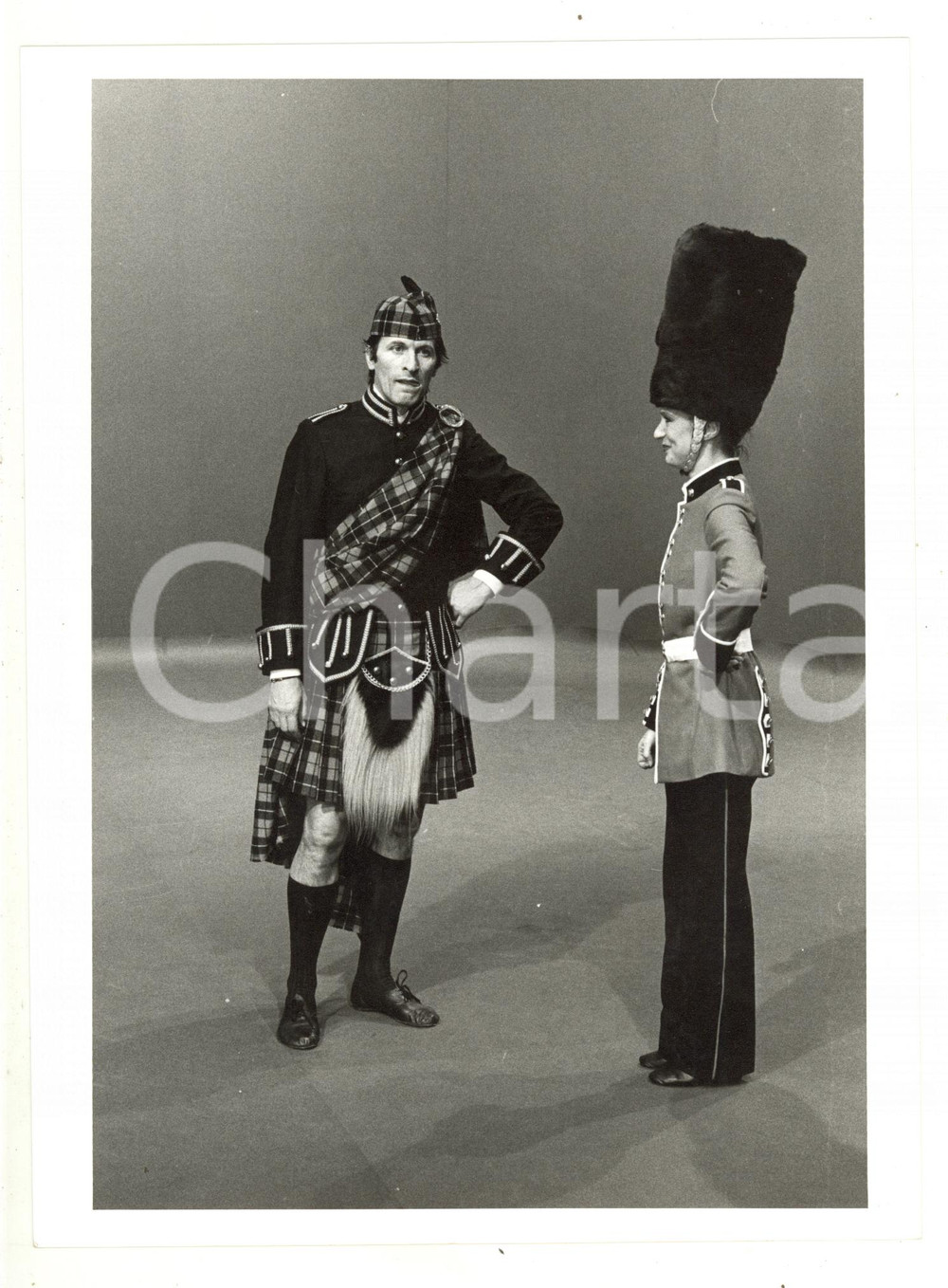 Fotografia d epoca originale 1985 ca RAI UNO Loretta GOGGI e Gianni BREZZA provano in costume scozzese 3 1