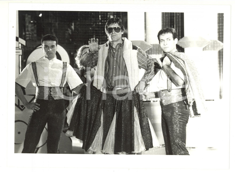 1985 RAI UNO "Loretta Goggi in Quiz" - Gianni BREZZA prova con una gonna - Foto