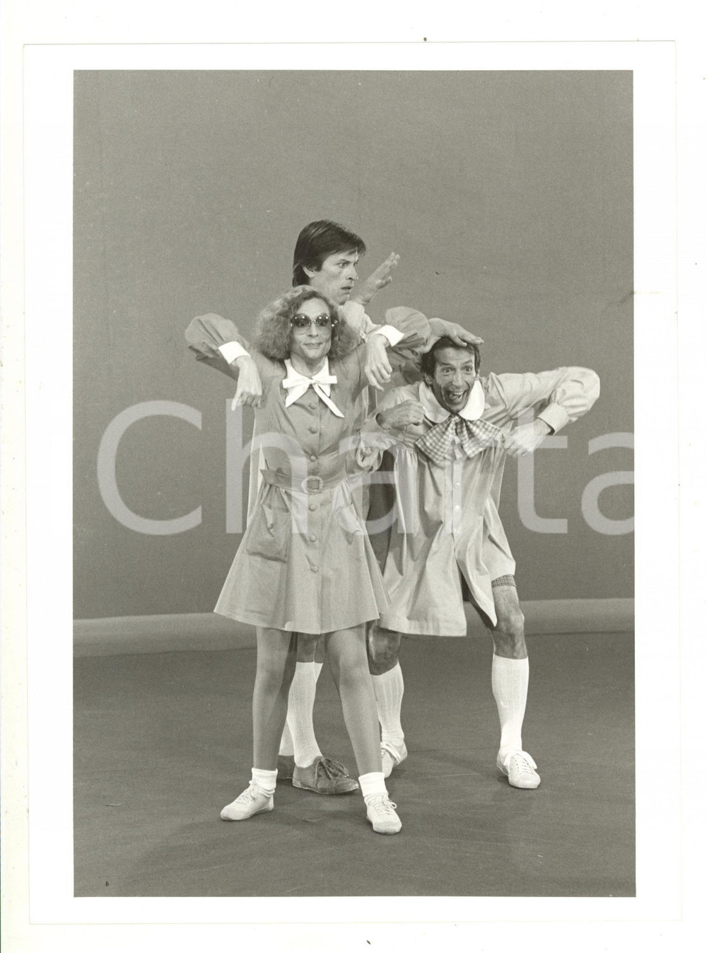 1985 ca RAI UNO Gianni BREZZA Loretta GOGGI ballano in grembiule scolastico (2)