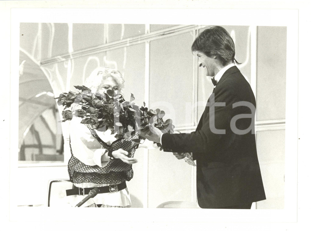 1985 ca RAI UNO - Gianni BREZZA consegna mazzo di rose a Heather PARISI - Foto
