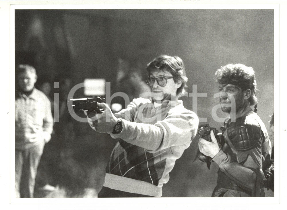 1985 ca RAI UNO Gianni BREZZA in scena con una pistola (1) - Foto 24x18 cm