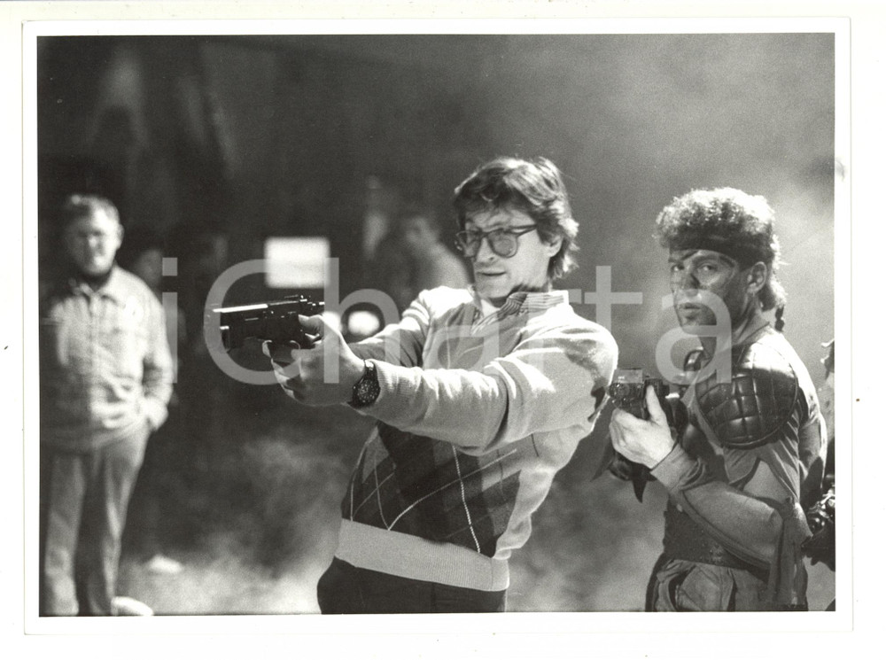 1985 ca RAI UNO -Gianni BREZZA in scena con una pistola (2) - Foto 24x18 cm