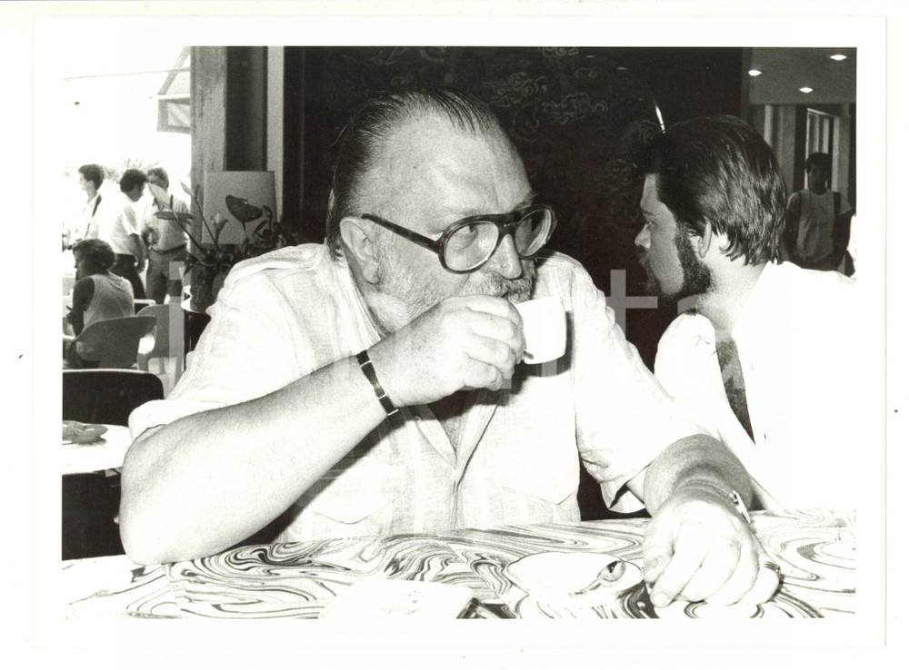 Fotografia d epoca originale 1984 VENEZIA Festival del Cinema  Sergio LEONE beve un caffé  Foto 24x18 cm 1