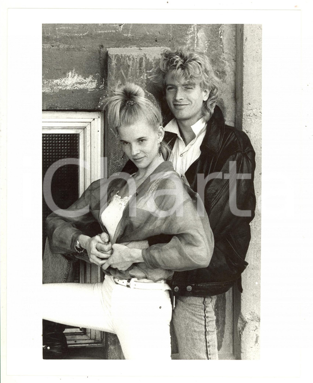 Fotografia d epoca originale 1985 ca COSTUME  Ritratto di Sara CARLSON con il fidanzato Christopher 1 1