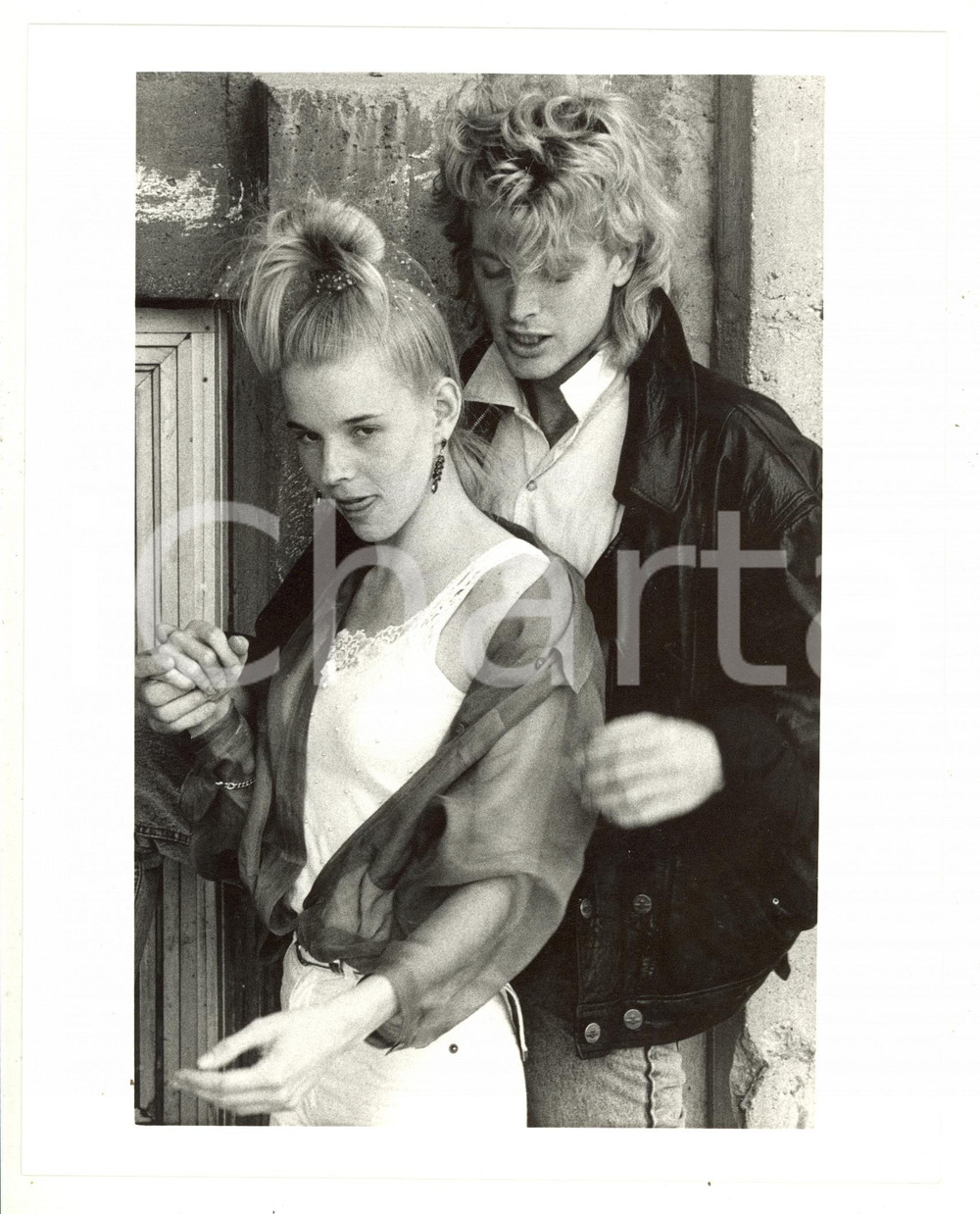 Fotografia d epoca originale 1985 ca COSTUME  Ritratto di Sara CARLSON con il fidanzato Christopher 2 1