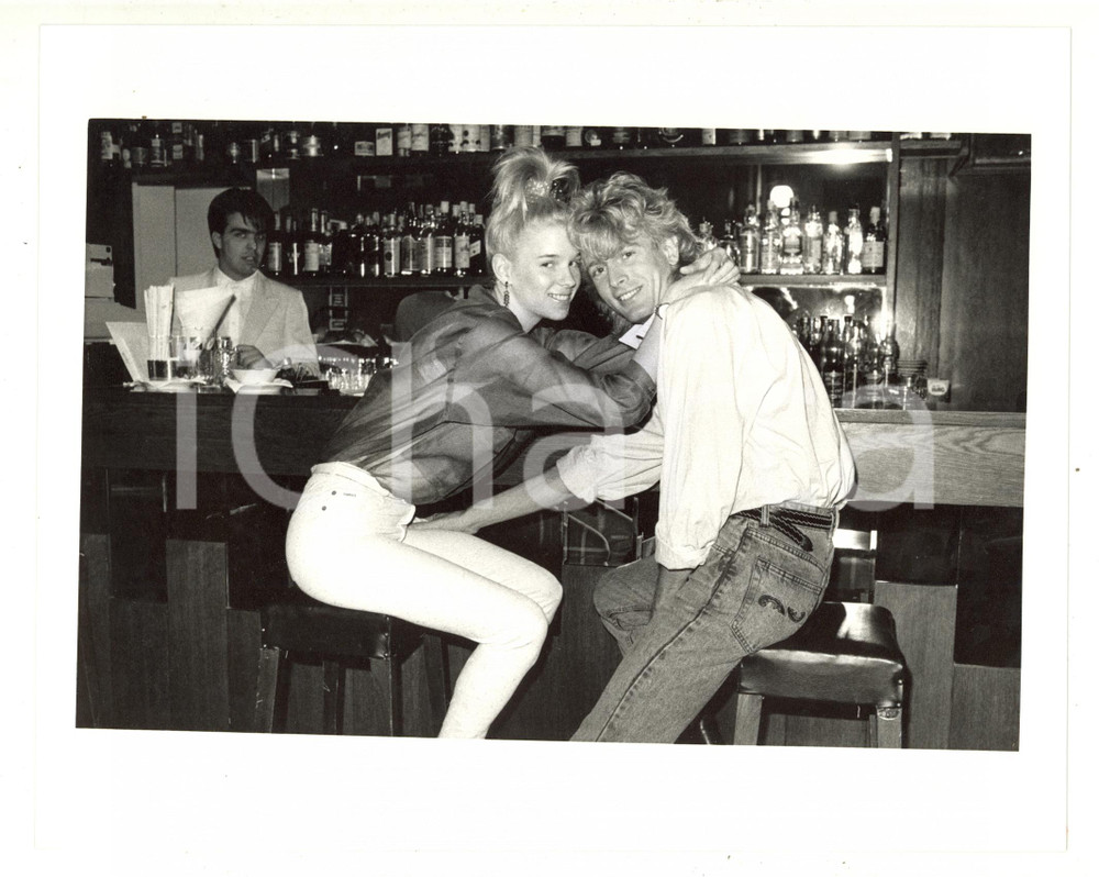 Fotografia d epoca originale 1985 ca COSTUME  Sara CARLSON e il fidanzato Christopher in un bar 2  Foto 1