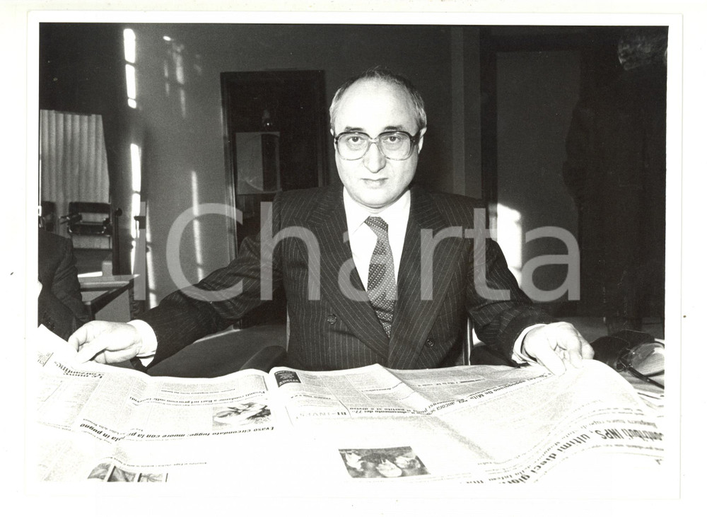 Fotografia d epoca originale 1985 POLITICA DC  Enrico DE MITA legge il giornale  Foto 24x18 cm 1