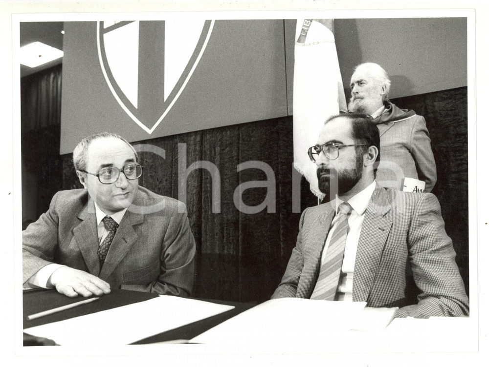 Fotografia d epoca originale 1985 ca MILANO POLITICA Enrico DE MITA Antonio BALLARIN a un convegno DC  Foto 1