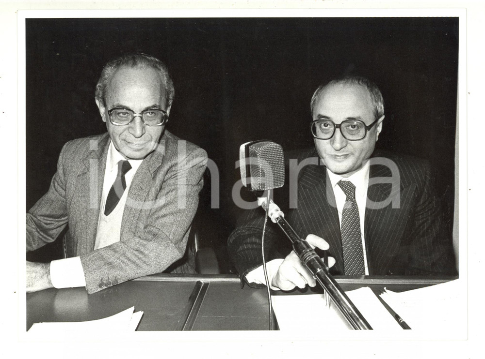 Fotografia d epoca originale 1985 VARESE POLITICA  Enrico DE MITA e Virginio ROGNONI a un convegno DC  Foto 1