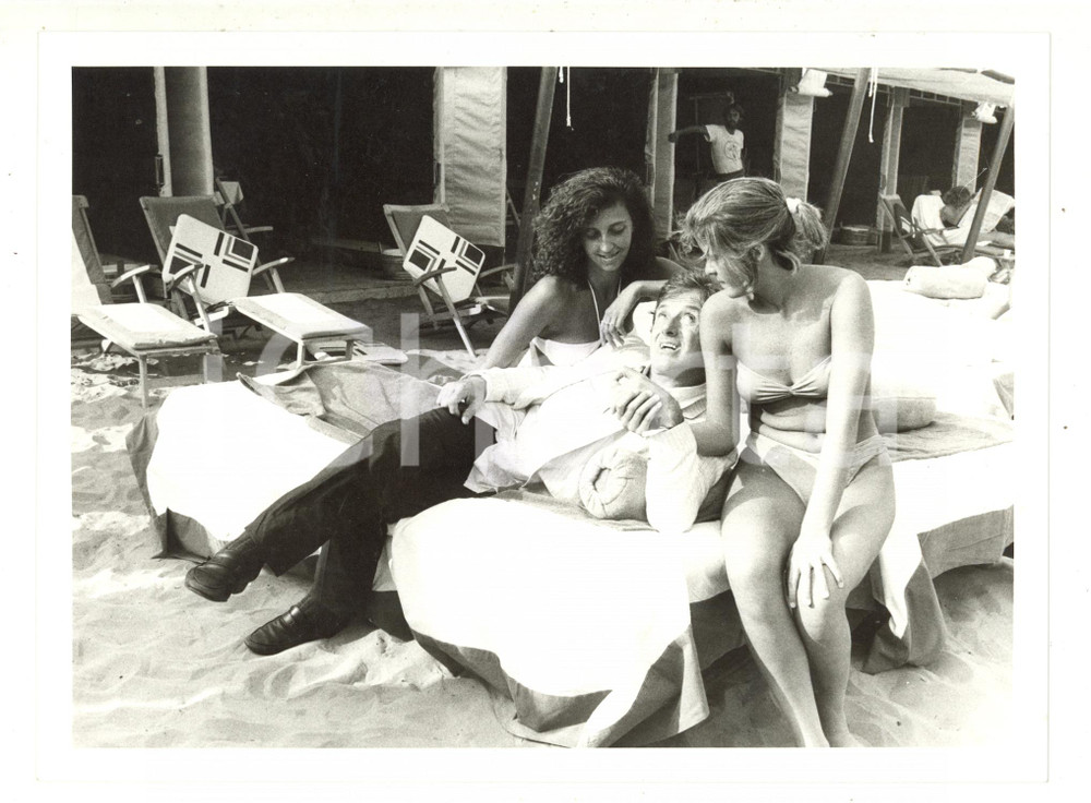 Fotografia d epoca originale 1985 ca LIDO DI VENEZIA  Mario MARENCO su un lettino con due ragazze  Foto 1