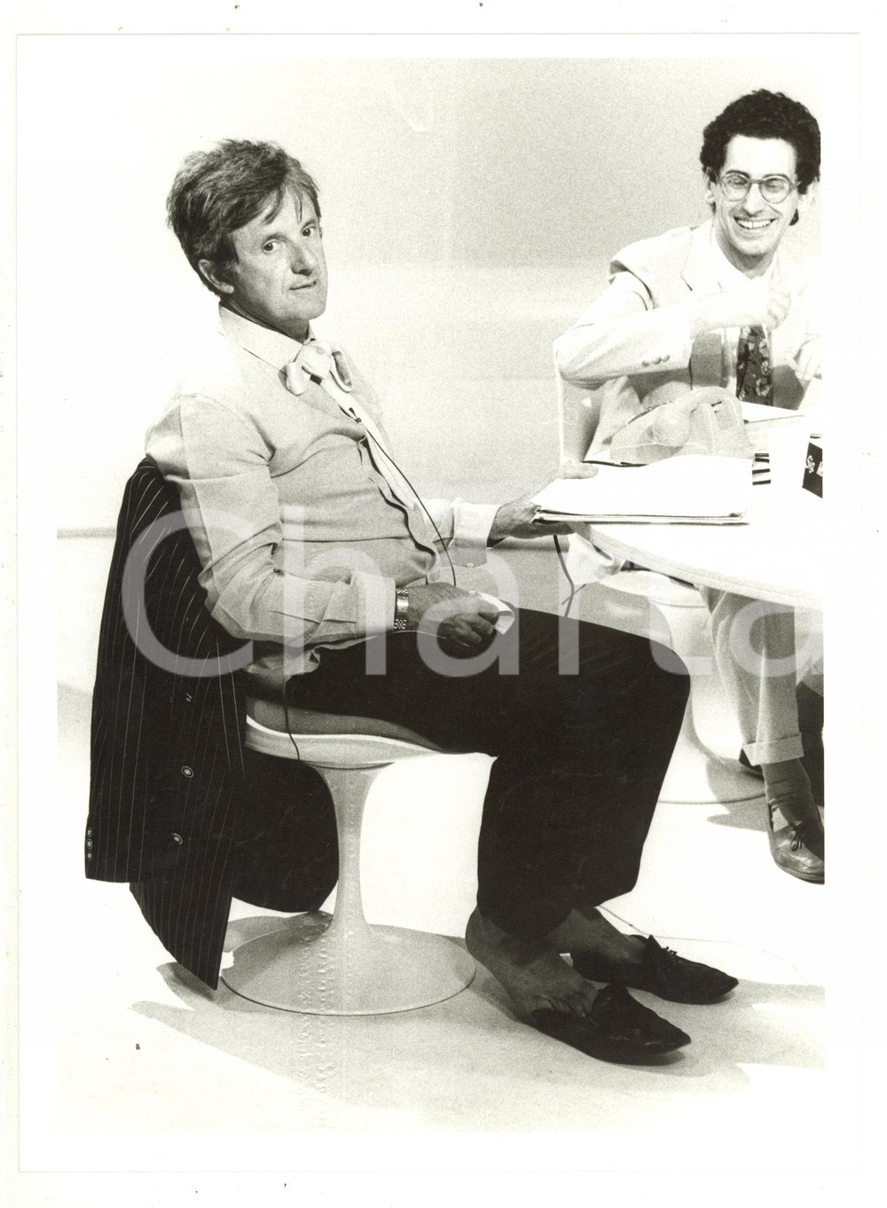 Fotografia d epoca originale 1985 ca COSTUME Mario MARENCO si sfila le scarpe in trasmissione  Foto 1