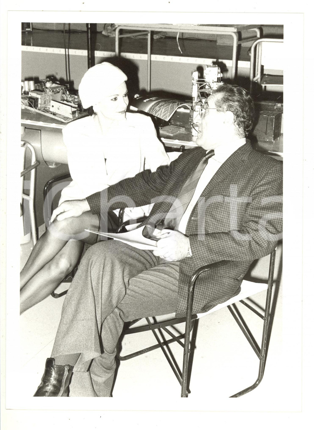 Fotografia d epoca originale 1985 ca COSTUME  Arnoldo FOA  discute con Martine BROCHARD 2  Foto 18x24 cm 1