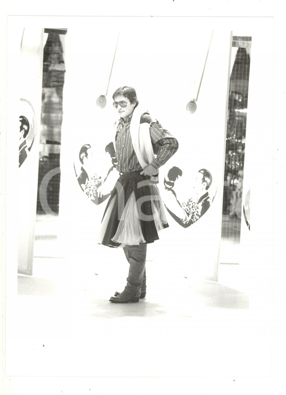 Fotografia d epoca originale 1985 RAI Loretta Goggi in Quiz  Gianni BREZZA con una gonna  Foto 18x24 cm 1